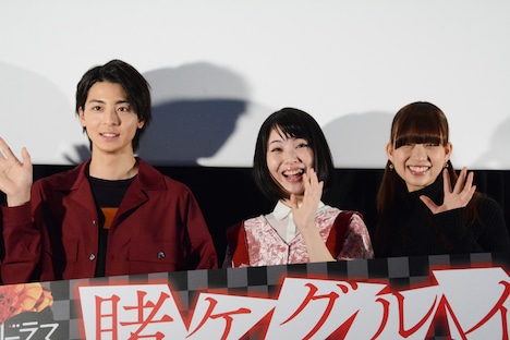 左から高杉真宙、浜辺美波、森川葵。