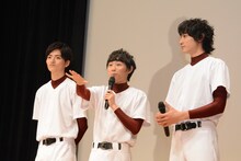 客席に自分のボードが見当たらないと指摘する須賀健太。