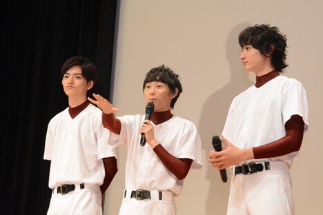 客席に自分のボードが見当たらないと指摘する須賀健太。