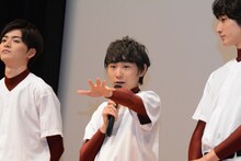 客席に自分のボードが見当たらないと指摘する須賀健太。