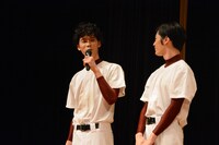 左から柳喬之、塩野瑛久。