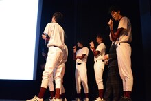 宮崎秋人からのビデオメッセージを観るキャスト陣。