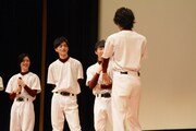 「ちょっとまて」ポーズを披露する小関裕太。