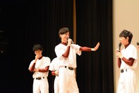 「ちょっとまて」ポーズを披露する山本涼介。