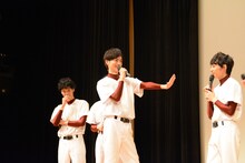 「ちょっとまて」ポーズを披露する山本涼介。