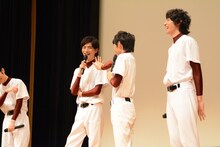 「ちょっとまて」ポーズを披露する須賀健太。