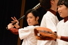 左奥が塩野瑛久。