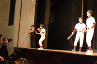 突如カニ歩きを披露する須賀健太。