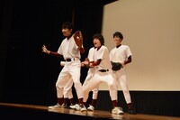 突如カニ歩きを披露する須賀健太。