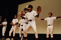 突如カニ歩きを披露する須賀健太。