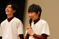 左から山本涼介、須賀健太。