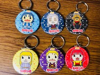 各メニューに付属する缶バッジキーホルダー。