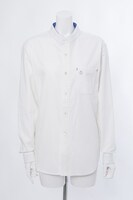 カミナモデルのシャツ