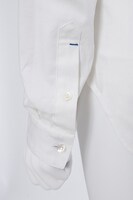 カミナモデルのシャツ