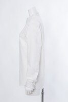 カミナモデルのシャツ