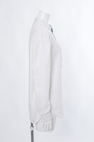 カミナモデルのシャツ