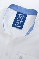 カミナモデルのシャツ