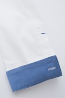 カミナモデルのシャツ