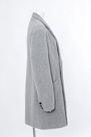 カミナモデルのコート