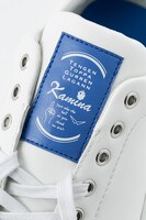 カミナモデルのスニーカー