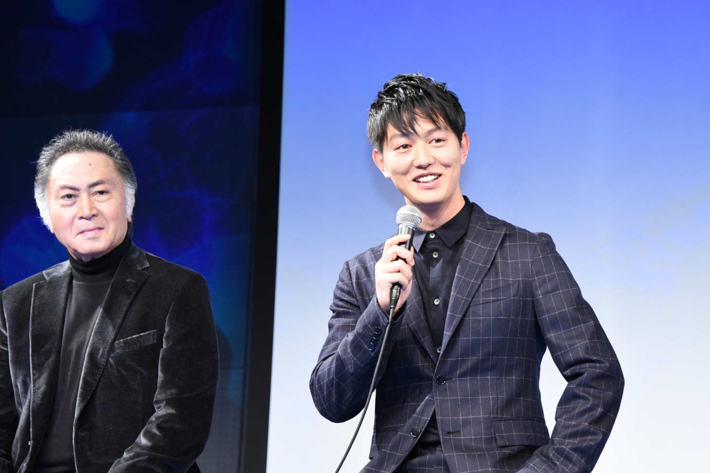 左から北大路欣也、工藤阿須加。