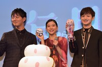 左から鯉淵修役の工藤阿須加、倉下月海役の芳根京子、鯉淵蔵之介役の瀬戸康史。