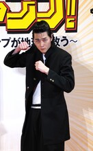 前田太尊に扮装した柳俊太郎。