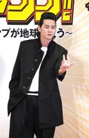 前田太尊に扮装した柳俊太郎。