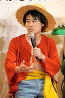 ルフィに扮装した伊藤淳史。