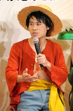 ルフィに扮装した伊藤淳史。