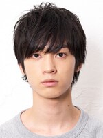 鳴子章吉役の百瀬朔。