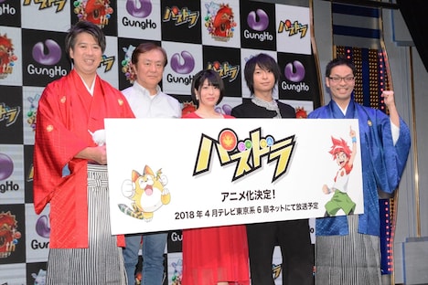 フォトセッションの様子。左から森下一喜社長、亀垣一監督、泊明日菜、柿原徹也、山本大介プロデューサー。