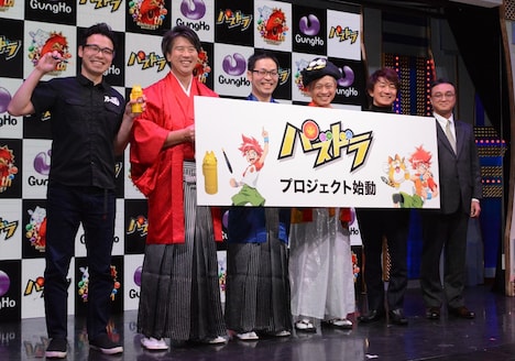 フォトセッションの様子。左から高原文彦氏、森下一喜社長、山本大介プロデューサー、和田誠編集長、本間道幸社長、川崎由紀夫局長。