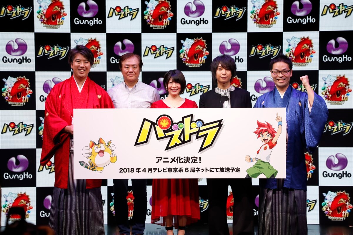 フォトセッションの様子。左から森下一喜社長、亀垣一監督、泊明日菜、柿原徹也、山本大介プロデューサー。