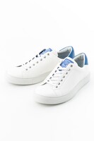 カミナモデルのスニーカー