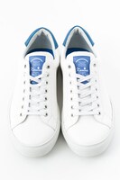 カミナモデルのスニーカー