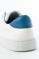 カミナモデルのスニーカー