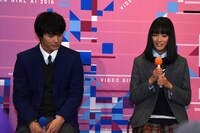 左から野村周平、大友花恋