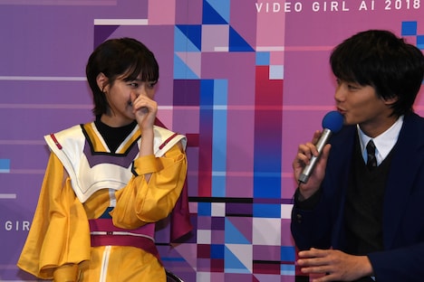 左から西野七瀬、野村周平。