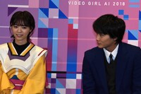 左から西野七瀬、野村周平。