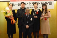 フォトセッションの様子。左からビッグコミックオリジナルの平井副編集長、リチャード・ウー、さいとう・たかを、芳崎せいむ、担当編集の中山氏。