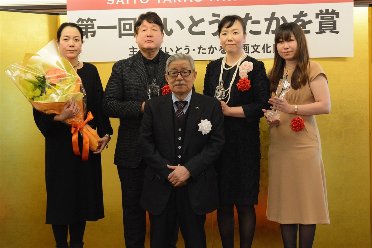 フォトセッションの様子。左からビッグコミックオリジナルの平井副編集長、リチャード・ウー、さいとう・たかを、芳崎せいむ、担当編集の中山氏。