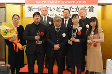 フォトセッションの様子。前段左からビッグコミックオリジナルの平井副編集長、リチャード・ウー、さいとう・たかを、芳崎せいむ、担当編集の中山氏。後段左からやまさき十三、佐藤優、池上遼一。