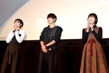 左から井上麻里奈、梶裕貴、石川由依。