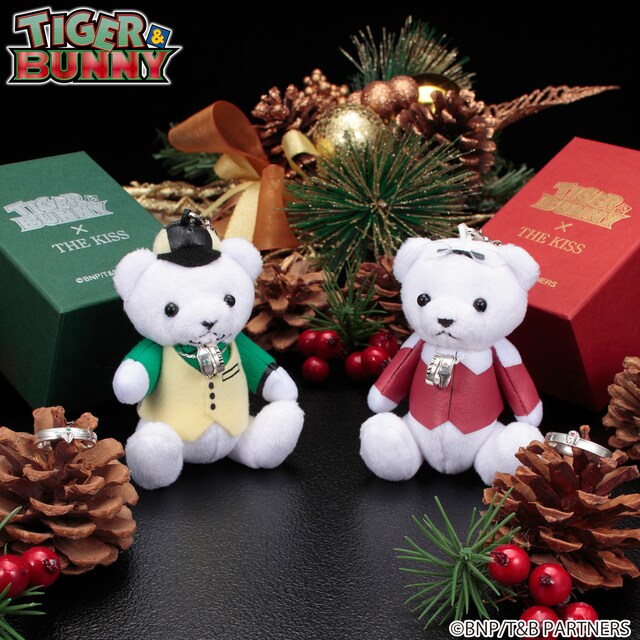 「TIGER & BUNNY」× THE KISS × BANDAIのシルバーアクセサリーと、ベアマスコット。
