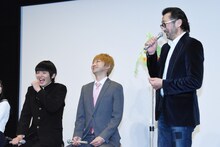 大塚明夫（右）に演技を褒められ、照れた様子の濱田龍臣（左）。