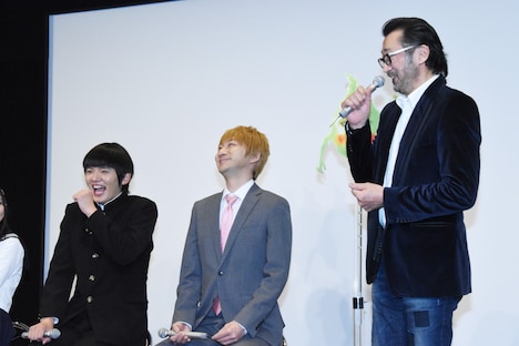 大塚明夫(右)に演技を褒められ、照れた様子の濱田龍臣(左)。