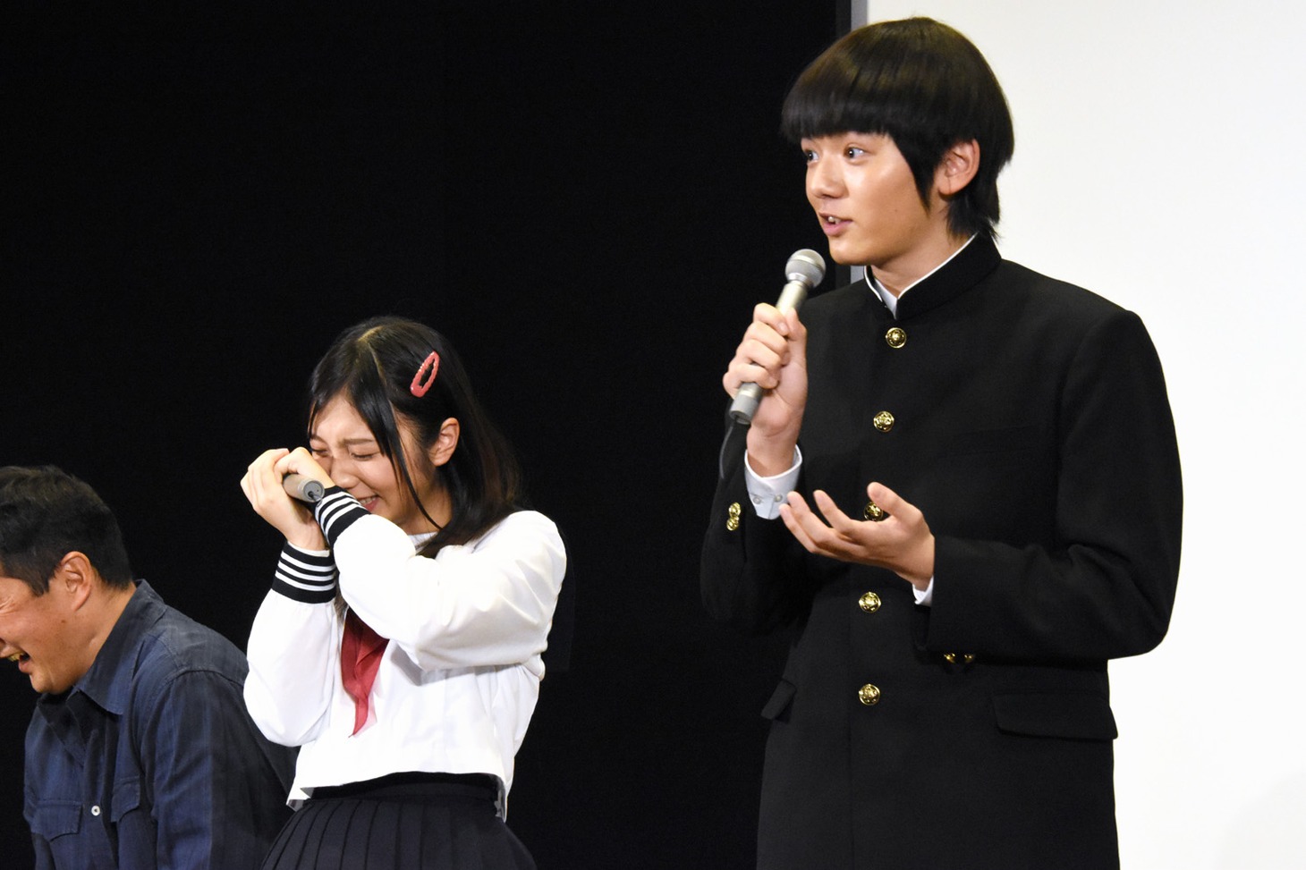 濱田龍臣（右）に天然ぶりを暴露されてしまい恥ずかしがる与田祐希（中）。