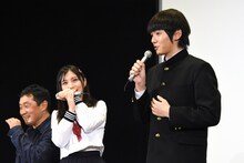 濱田龍臣（右）に天然ぶりを暴露されてしまい恥ずかしがる与田祐希（中）。