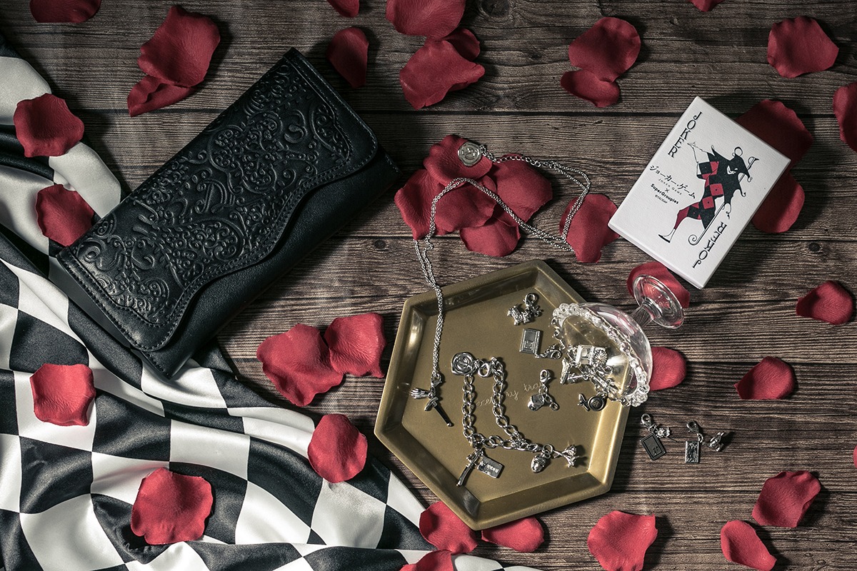 アニメ「ジョーカー・ゲーム」モデルの長財布と、チャームセット。